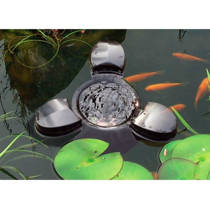 AquaForte Schwimmskimmer im Teich mit Koi-Karpfen und Wasserpflanzen, fördert die Wasserqualität und Gesundheit der Fische.