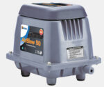 Koi Pro Air Blow 50 Luftpumpe für Teiche, energieeffizient und leistungsstark, geeignet für die Belüftung bis in 3 Meter Tiefe.